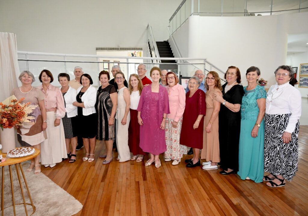 Dona Luiza com o Coral Municipal Sao Jose de Coronel Freitas