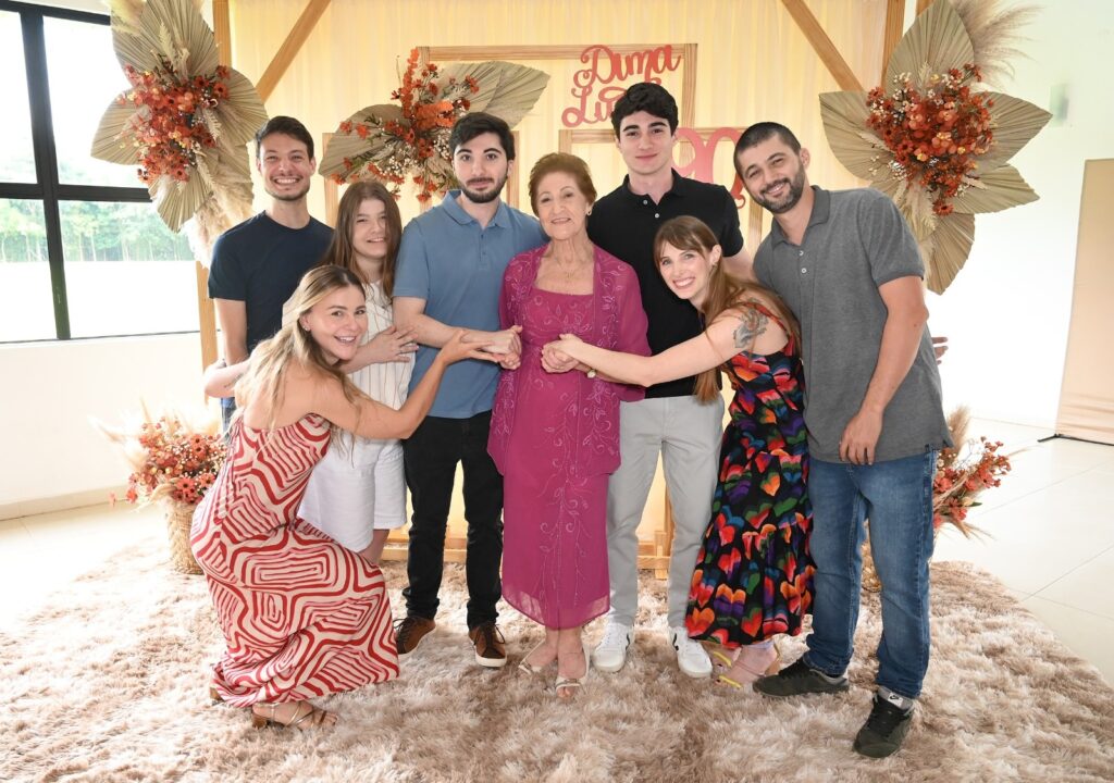 Dona Luiza na companhia dos netos