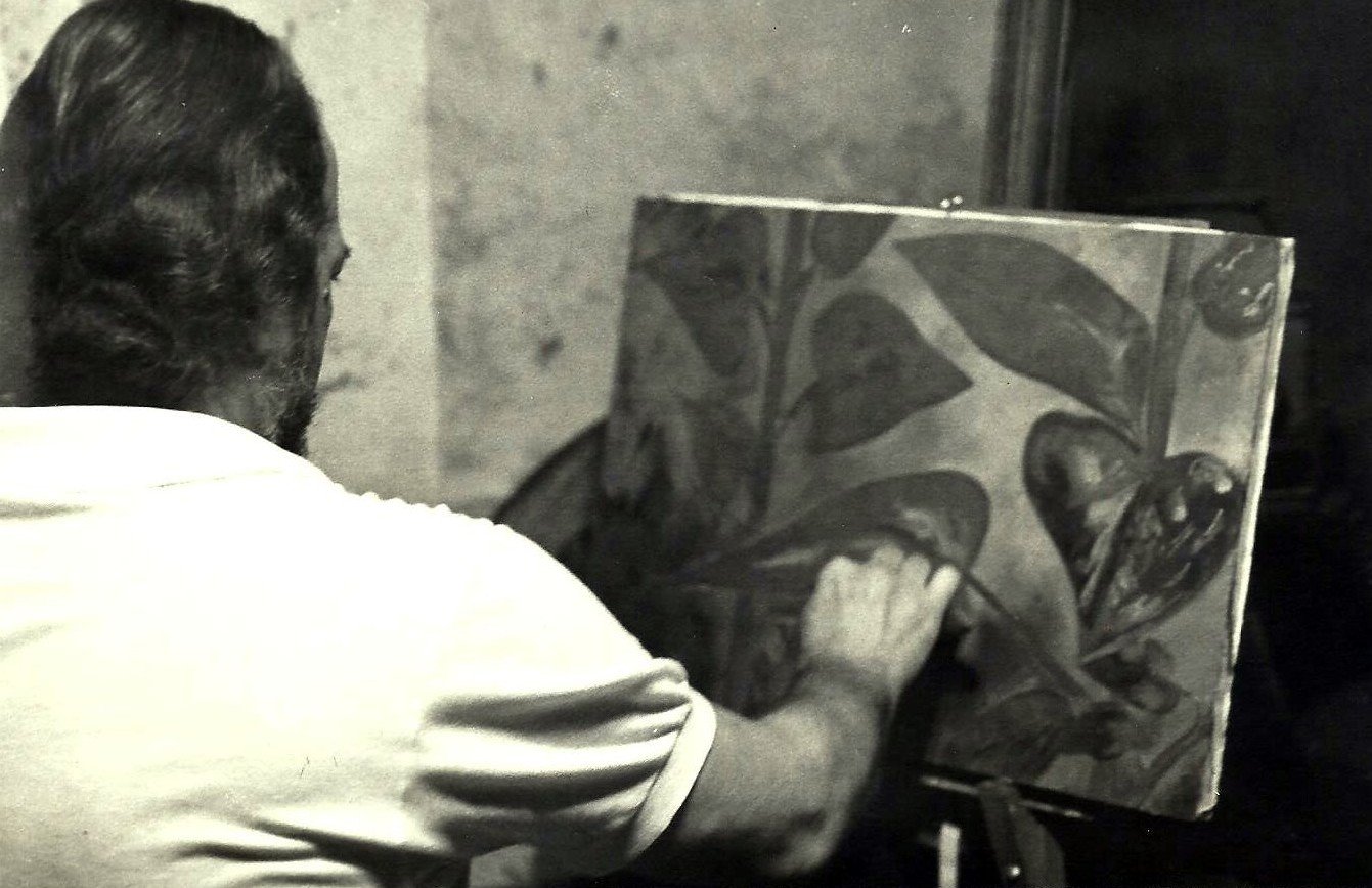 Solano Finardi em seu atelie, pintando
