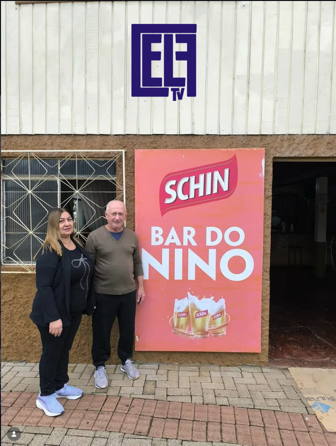 Wilson Mafessoni (Nino) e Tercilha em frente ao Bar do Nino, em Coronel Freitas