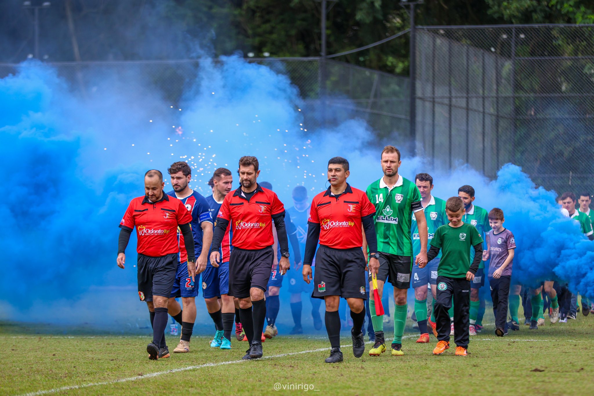 Entrada das equipes na final do Campeonato Municipal de Futebol de Campo 2026